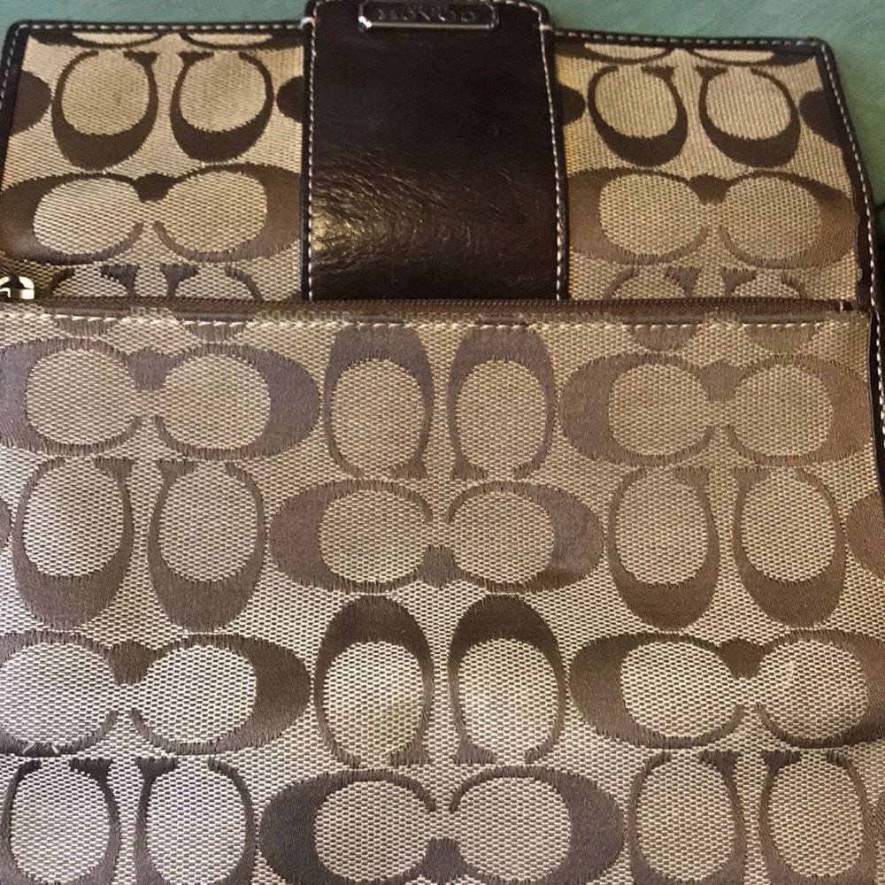 Coach Signature Wallet - Picture 6 of 8